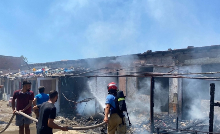 Avşa’da yangında evler zarar gördü
