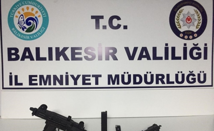 Balıkesir polisinden silah ve aranan şahıs operasyonu