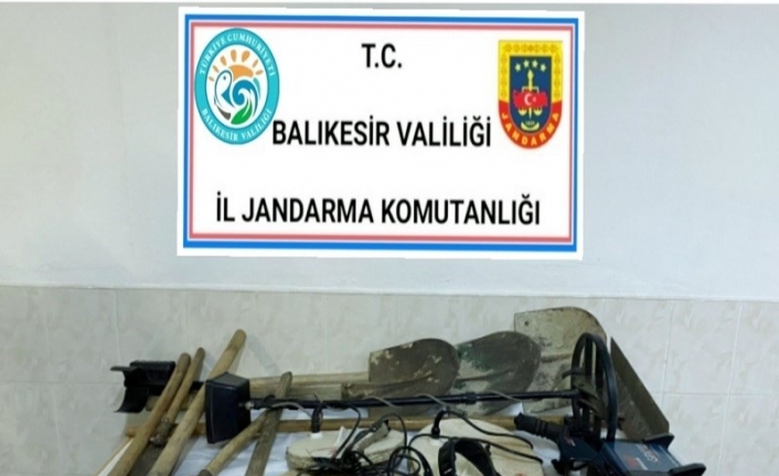 Balıkesir’de define avcıları jandarmaya yakalandı