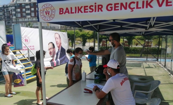 Balıkesir’de gençler spor faaliyetlerini sürdürüyor