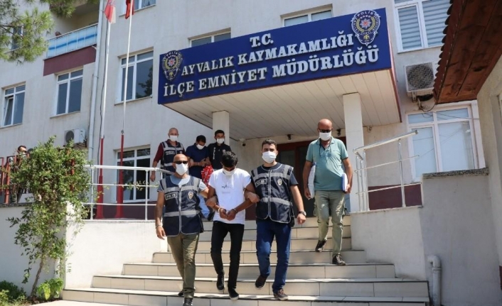 Balıkesir’de kendini polis olarak tanıtan dolandırıcıları yaşlı kadın kıskıvrak yakalattı