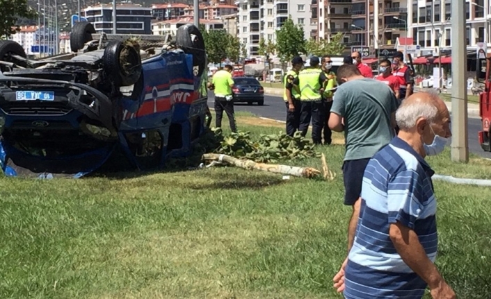 Balıkesir’de otomobil ile çarpışan jandarma minibüsü takla attı, 3 jandarma yaralandı