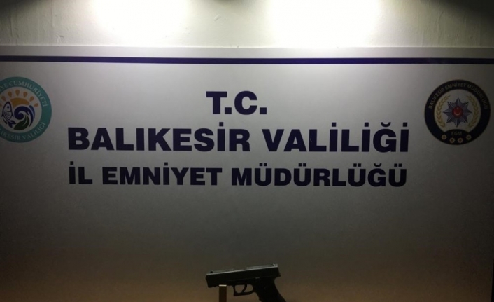 Balıkesir’de polis 12 silah ele geçirdi