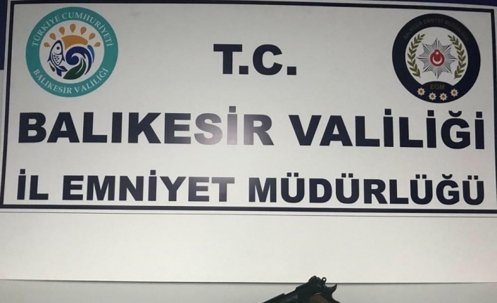 Balıkesir’de polis 2 silah el geçirdi