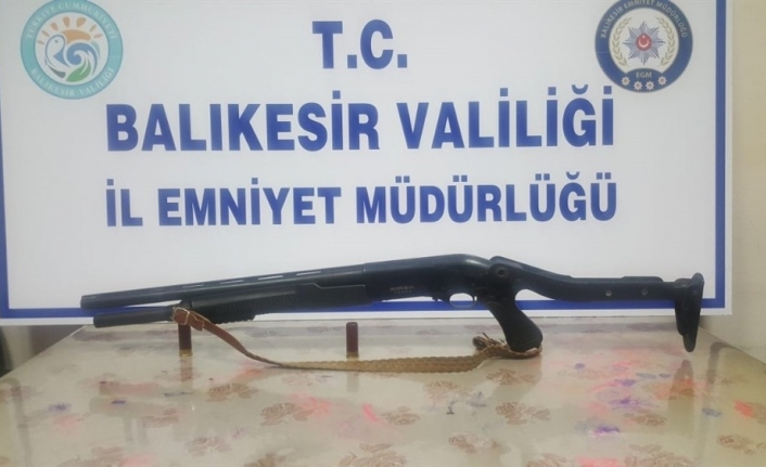 Balıkesir’de polis 3 silah yakaladı