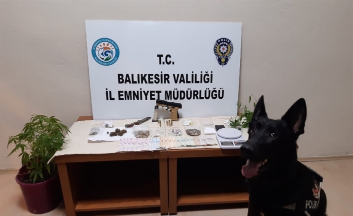 Balıkesir’de polis uyuşturucu madde satan sokak satıcılarına göz açtırmıyor