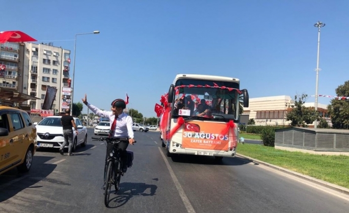 Başkan Soyer, İzmirlileri bisiklet üzerinden selamladı