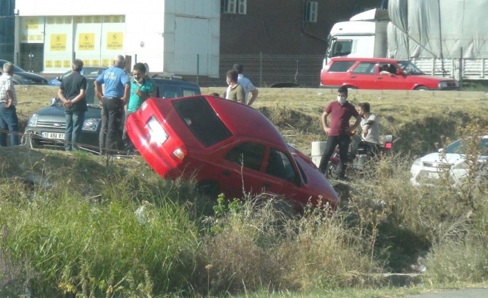 Başkasına yol vermek isterken dereye uçuyordu