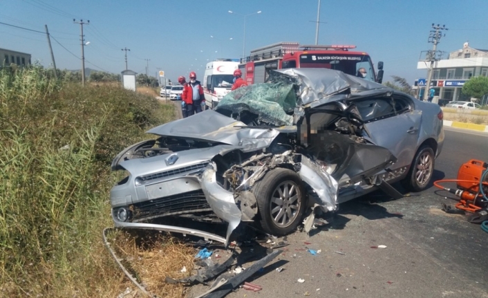 Burhaniye’de baba kızın bulunduğu araç vince çarptı