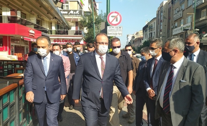 Bursa protokolü maske denetimine katıldı