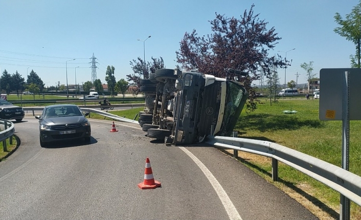 Bursa’da beton yüklü kamyon yan yattı