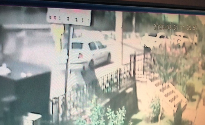 Bursa’da kontrolden çıkan ticarî araç otomobile çarpıp yan yattı