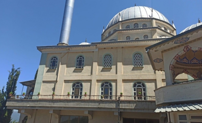 Caminin çatısından düşen işçi ağır yaralandı