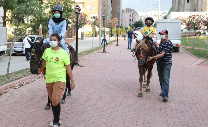 Çocuklar spor yaparak eğleniyor