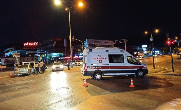 Covid-19 şüphelisi bebek ve annesini taşıyan ambulans kaza yaptı