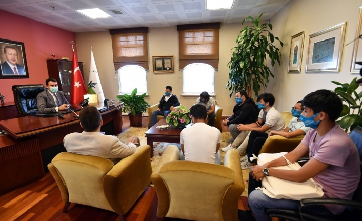 Doğu Türkistanlı Öğrencilerden Dündar’a teşekkür