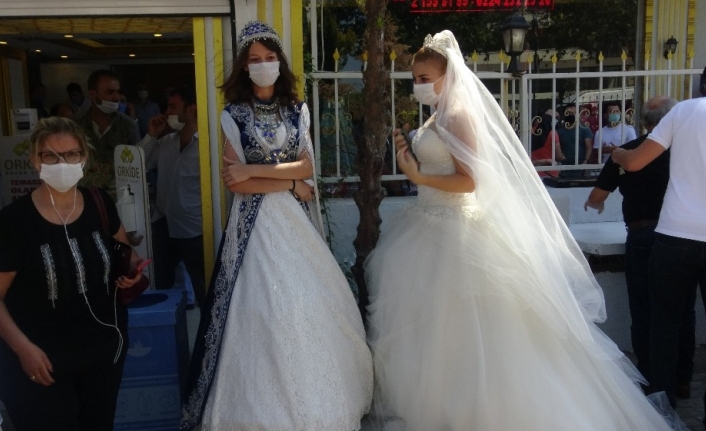 Düğünlerin kısıtlanmasına Bursa’da gelinlikli eylem