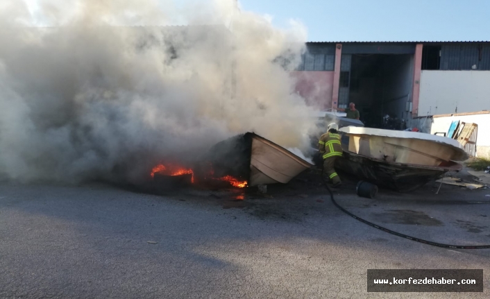 Edremit’te tekne imalathanesinde tekne yandı