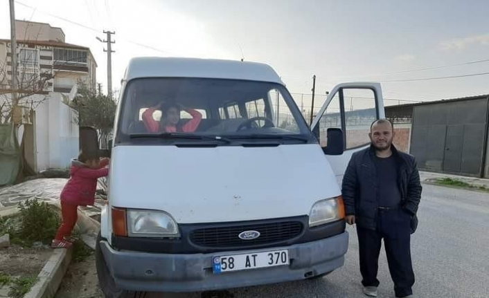 Eşine kızdığı iddia edilen kadın seyir halindeki minibüsten atladı, hayatını kaybetti