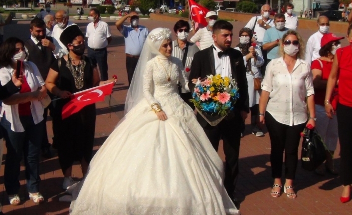 Gelin ve damat Zafer Bayramı coşkusuna ortak oldu