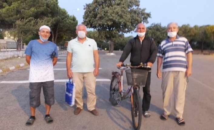 Gökyüzünde ay ile yıldızın duygulandıran buluşması