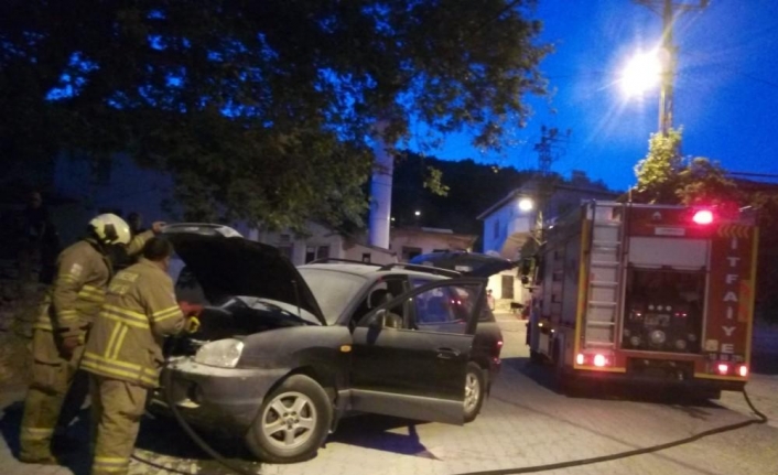 Hareket halindeki araç alev aldı