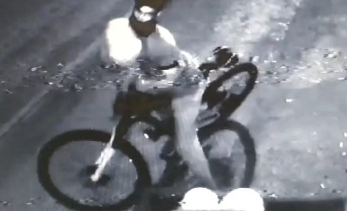 Hırsız soymaya bıkmadı...Sonunda sadaka kutusunu böyle çaldı