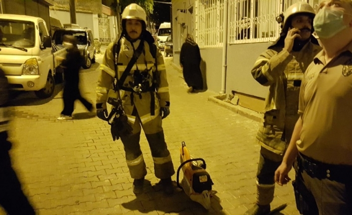 İntihar edeceğini söyledi polis ve itfaiye alarma geçip kapıyı kırdı