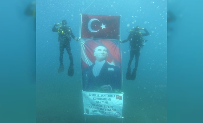 İzmir’de jandarma timinden zaferin 98. yılında su altında asker selamı