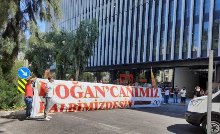 İzmir’de kalbinden bıçaklanarak hayatını kaybeden genç defnedildi