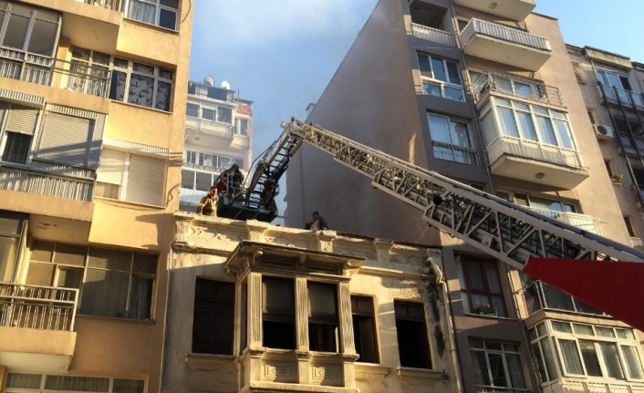 İzmir’de tarihi yapıda korkutan yangın
