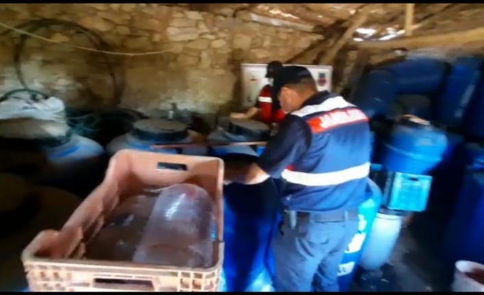 İzmir’de turistlere satılmak üzere hazırlanan kaçak şaraplar ele geçirildi