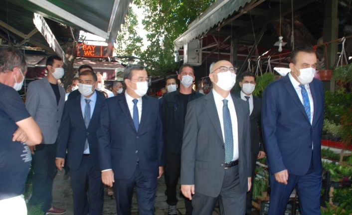 İzmir’deki korona virüs denetimlerine Vali Köşger katıldı