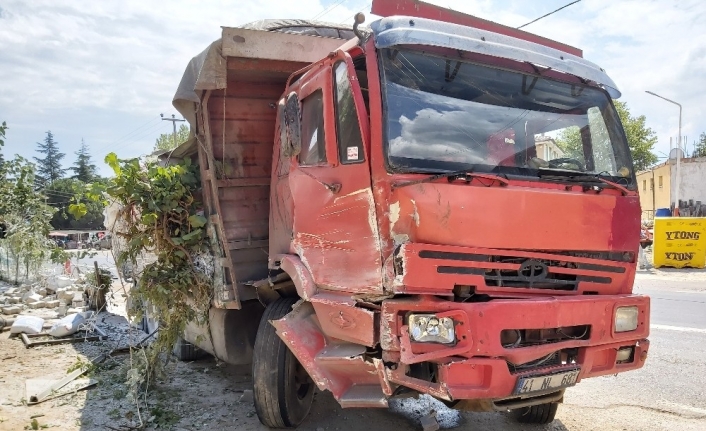 Kamyon duvara tosladı, ortalık toz alçı oldu