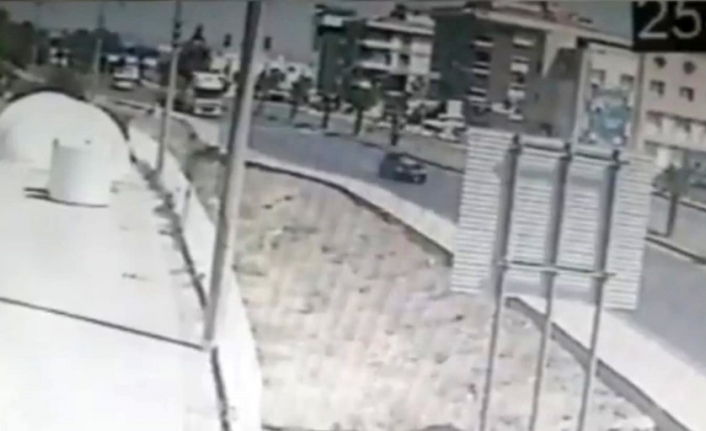 Karşıdan karşıya geçerken otomobil çarptı: Korkunç kaza kamerada