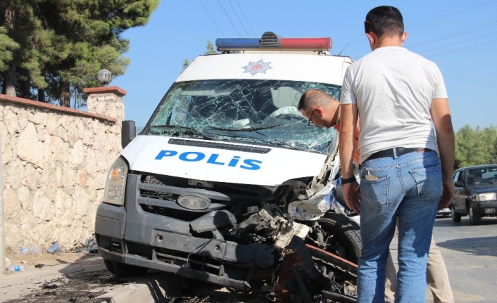 Kontrolden çıkan otomobil polis aracına çarptı: 3 yaralı
