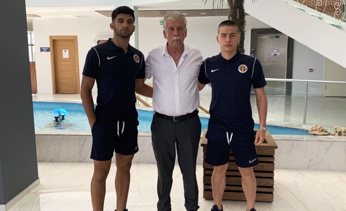 Menemenspor’da 2 futbolcu daha profesyonel oldu