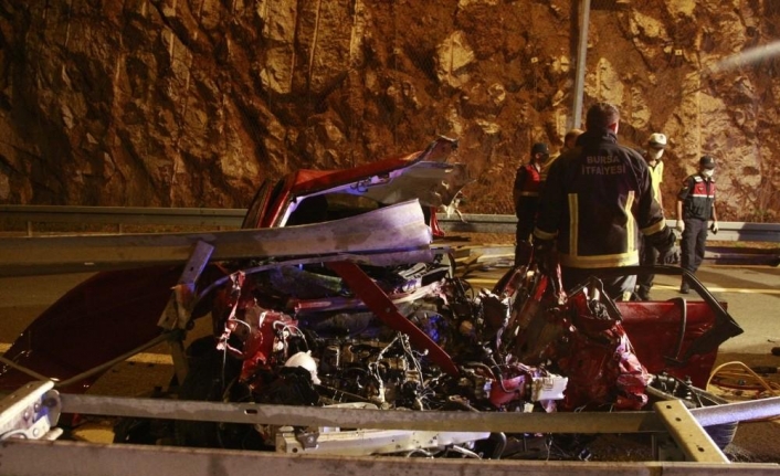Otomobil bariyerlere saplandı, kız kardeşleri ölüm ayırdı