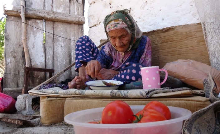 (Özel) 104 yaşındaki ninenin dilinden dua eksik olmuyor