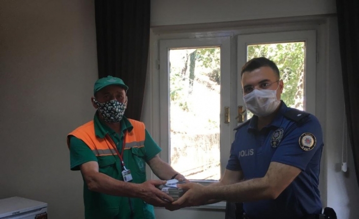 İnsanlık ölmemiş...Temizlik işçisi, çöpte bulduğu yüklü parayı polise teslim etti