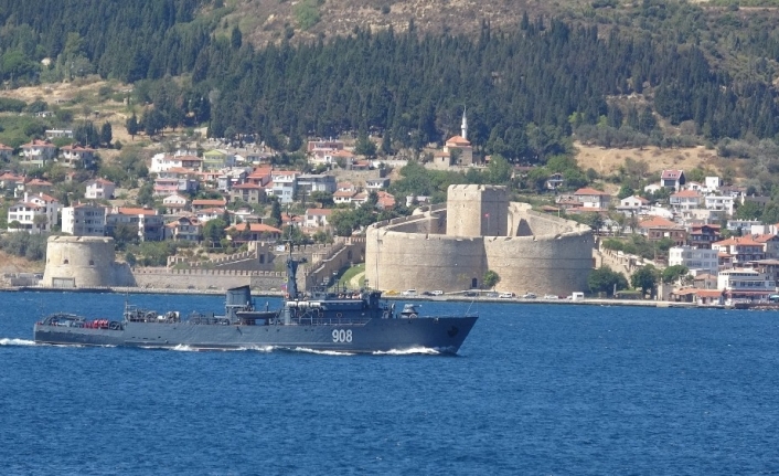 Rus savaş gemisi ‘Admiral Zakharin’ Çanakkale Boğazı’ndan geçti