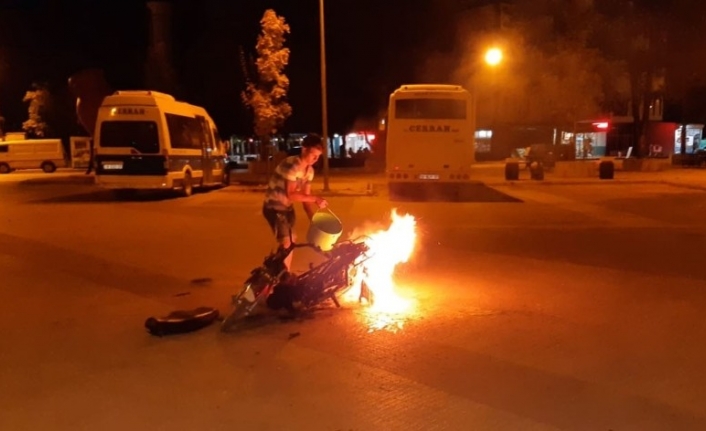 Seyir halindeki motosiklet alev alev yandı