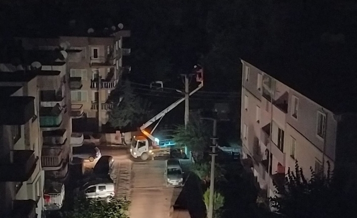 Trafo bomba gibi patladı, vatandaşlar yataklarından fırladı