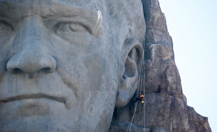 Türkiye’nin en büyük Atatürk maskının bakımı, profesyonel dağcılara emanet