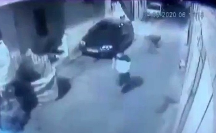 Yolda yürürken gasp edildi,  o anlar kameraya yansıdı