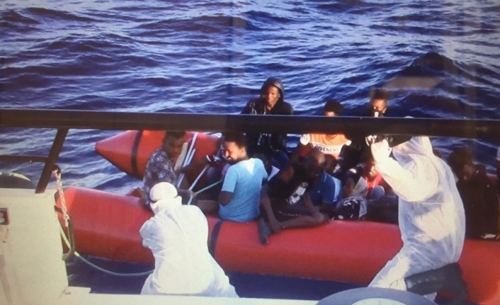 Yunanistan’ın ölüme ittiği 26 düzensiz göçmen kurtarıldı