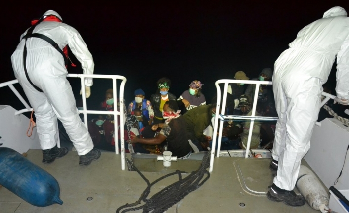 Yunanistan’ın Türk karasularına ittiği 28 düzensiz göçmen kurtarıldı