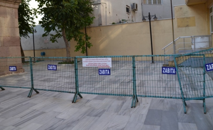 Asırlık caminin minaresi onarım bekliyor
