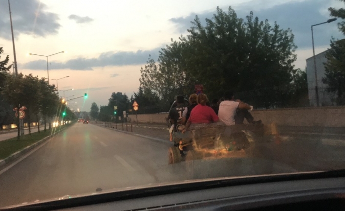 At arabası üstünde sosyal mesafe ve maske kuralını alt üst ettiler