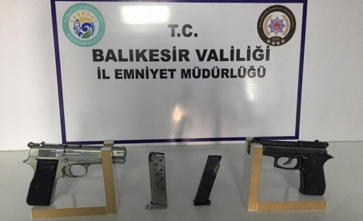 Balıkesir polisi 21 aranan şahıs ve 5 silah ele geçirdi